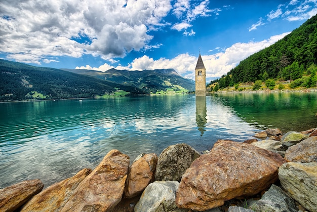 Torre sineira do Reschensee (Resia) Tirol do Sul Itália