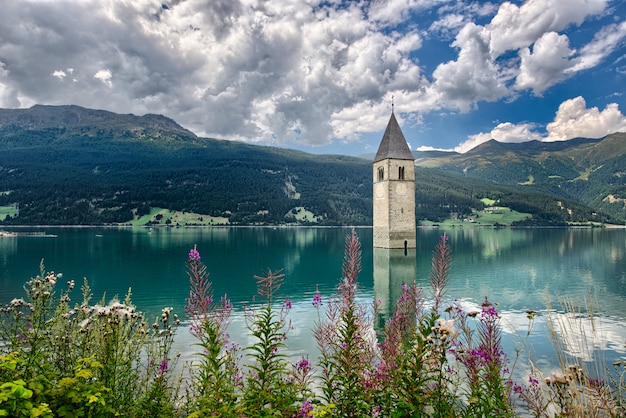 Torre sineira do Reschensee Tirol do Sul Itália