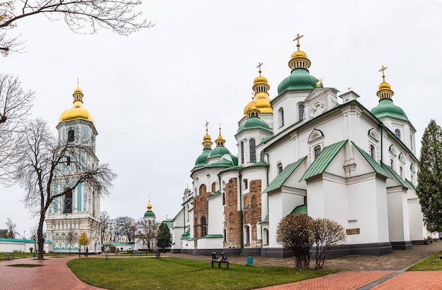 Torre sineira e a Catedral de Santa Sofia, Kiev, Ucrânia. Kiev - capital da Ucrânia