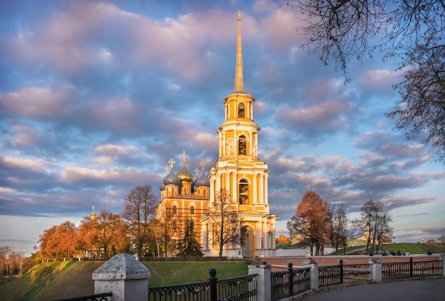 Torre sineira e Catedral da Assunção Ryazan Kremlin Ryazan