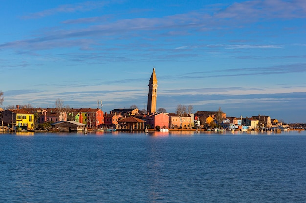 Torre sineira inclinada da Igreja de San Martino na ilha de Burano Veneza Itália