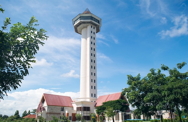 Torre sisaket no fundo do céu azul