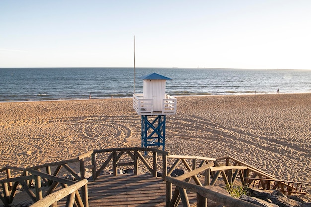 Torre de socorrista en la playa de Mazagón, Huelva, España. Concepto de seguridad en la playa.