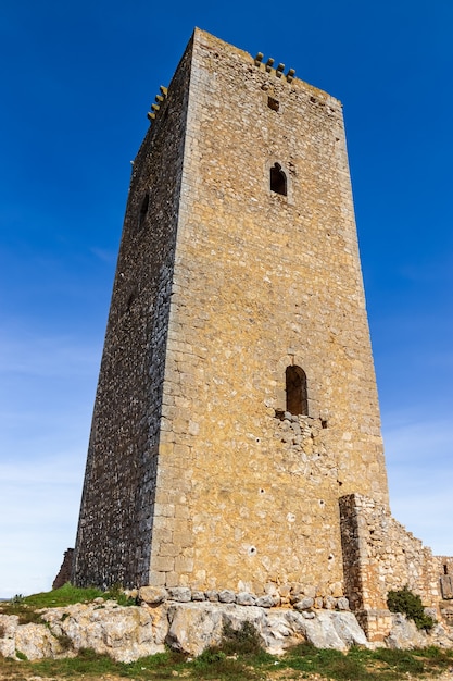 Torre solitaria de arquitectura medieval junto al castillo de Alarcón en Cuenca, España. La Mancha.