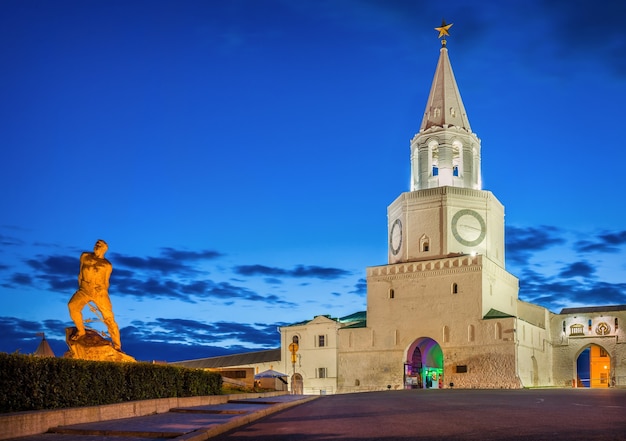 Torre Spasskaya do Kremlin de Kazan à luz da noite