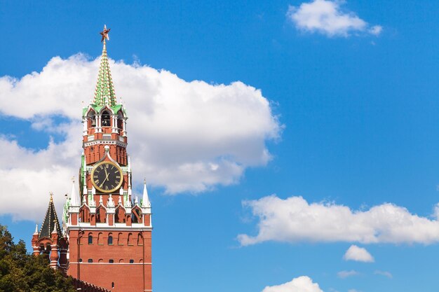 Foto torre spasskaya do kremlin de moscou e céu azul