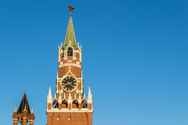 Torre Spasskaya e céu azul claro. A torre principal do Kremlin de Moscou. Moscou, Rússia