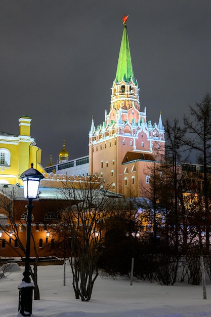 Torre Spasskaya e Kremlin de inverno contra o pano de fundo das decorações de Natal de rua