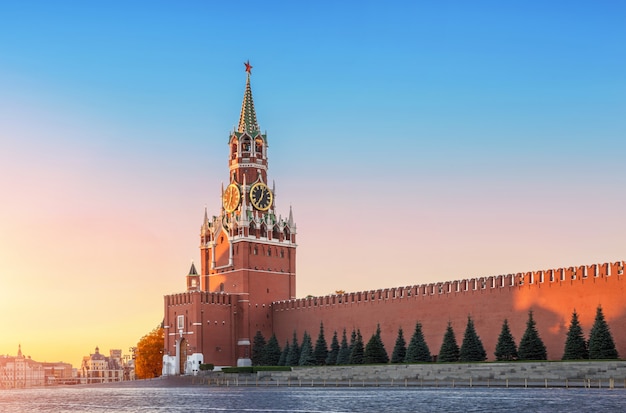 Torre Spasskaya em Moscou nos primeiros raios do sol do amanhecer