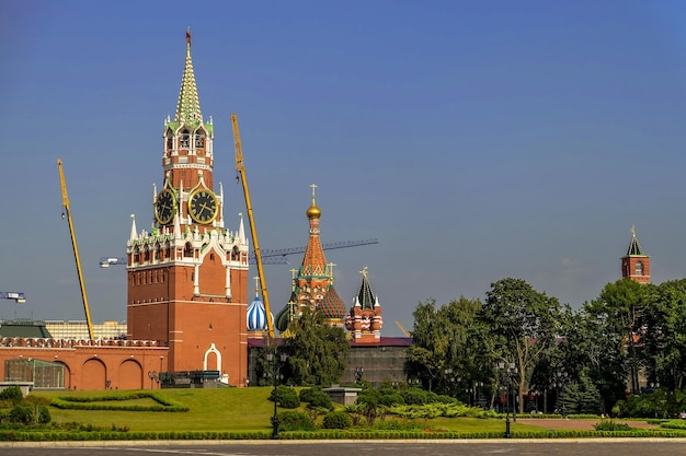 La torre Spasskaya es la torre principal con un pasaje en la pared oriental del Kreml de Moscú