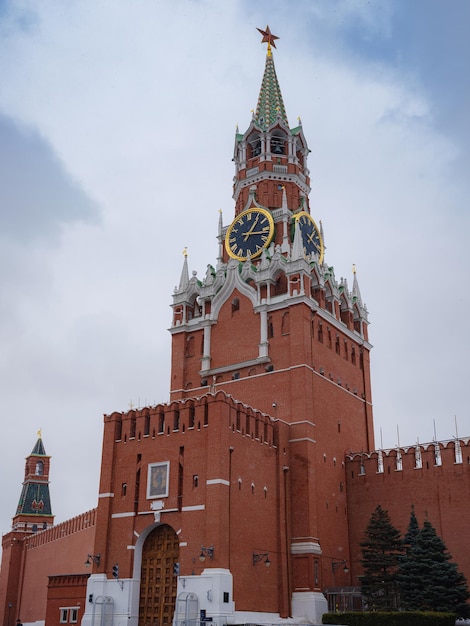 La torre Spasskaya del Kremlin en un día nevado de invierno