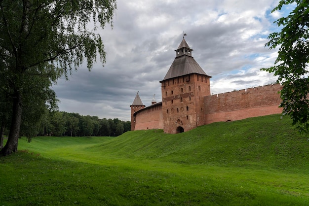 Foto torre spasskaya del kremlin de novgorod en un día de verano veliky novgorod novgorod región rusia