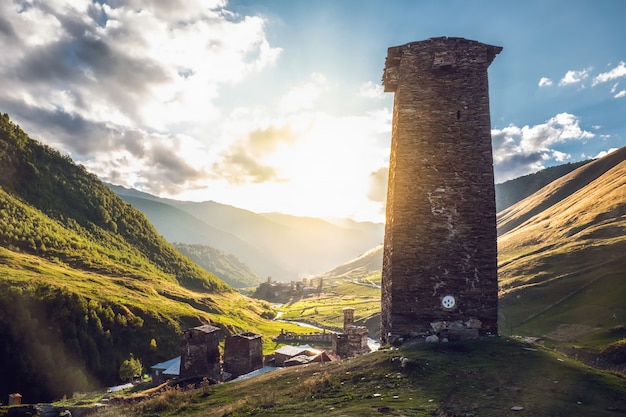 Foto torre svan em pé sobre uma colina, vista de baixo