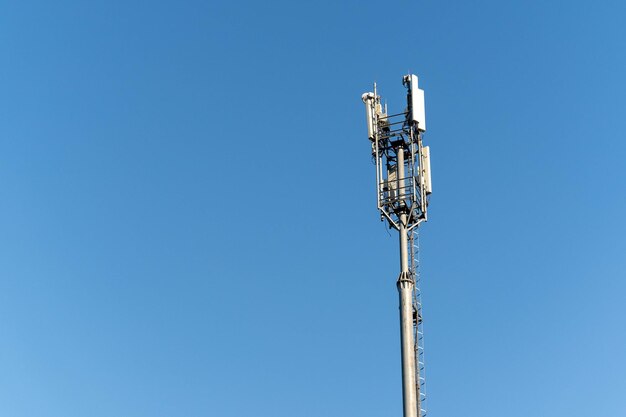 La torre de telecomunicaciones se alza contra el cielo azul claro