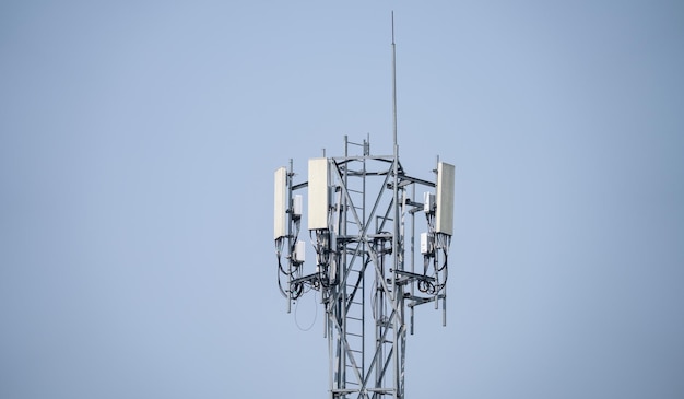 Torre de telecomunicaciones Antena en cielo gris Poste de radio y satélite Tecnología de comunicación Tele