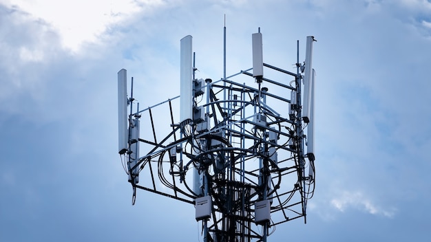 Torre de telecomunicaciones con antena de red celular 5g contra el cielo