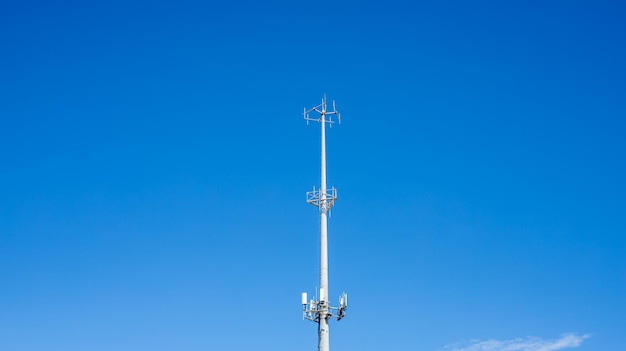 Torre de telecomunicaciones con antena de red con hermoso cielo azul soleado de fondo.
