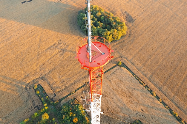 Torre de telecomunicaciones. Antena de TV y transmisor celular