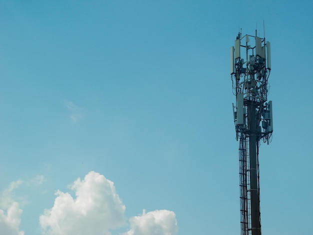 Foto torre de telecomunicaciones con antenas celulares para red de internet móvil 5g sobre fondo de cielo azul