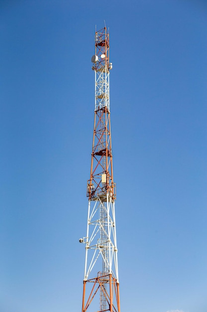 Torre de telecomunicaciones con antenas contra el cielo azul