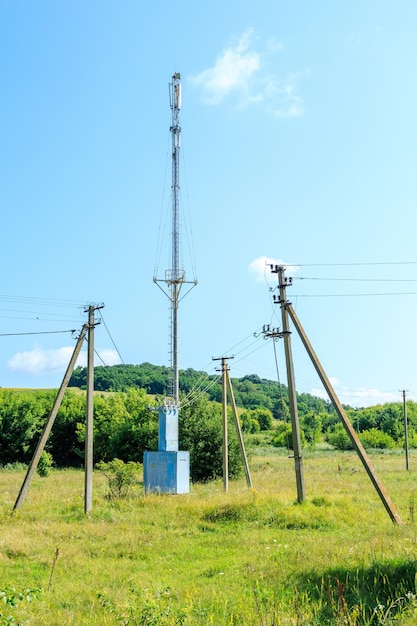 Torre de telecomunicaciones celulares 4G y 5G Equipo de telecomunicaciones de red de radio 5G con módulos de radio y antenas inteligentes montadas en metal sobre fondo de cielo azul