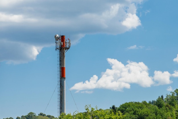 Torre de telecomunicaciones celulares con transmisor de antena en terreno montañoso