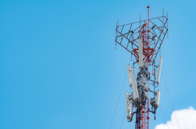 Torre de telecomunicaciones con cielo azul y fondo de nubes blancas. La antena en el cielo azul. Poste de radio y satélite. Tecnología de la comunicación. Industria de las telecomunicaciones. Red 4G móvil o de telecomunicaciones.