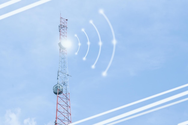 Torre de telecomunicaciones con cielo azul y fondo de nubes blancas, concepto de comunicación