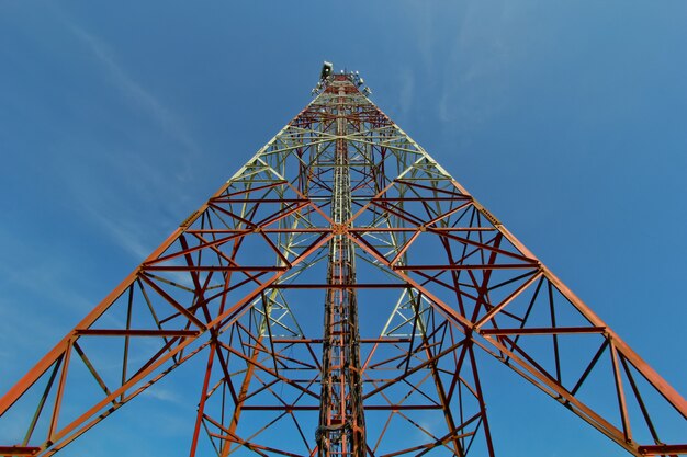 Torre de telecomunicaciones con cielo azul.