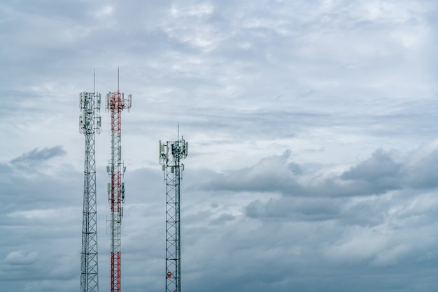 Torre de telecomunicaciones con cielo nublado blanco