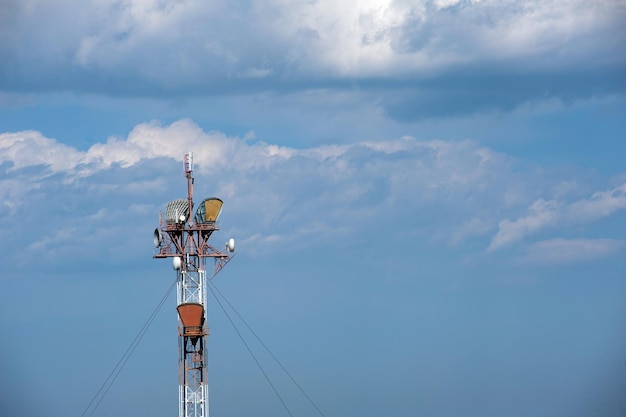 Torre de telecomunicaciones en cielo nublado