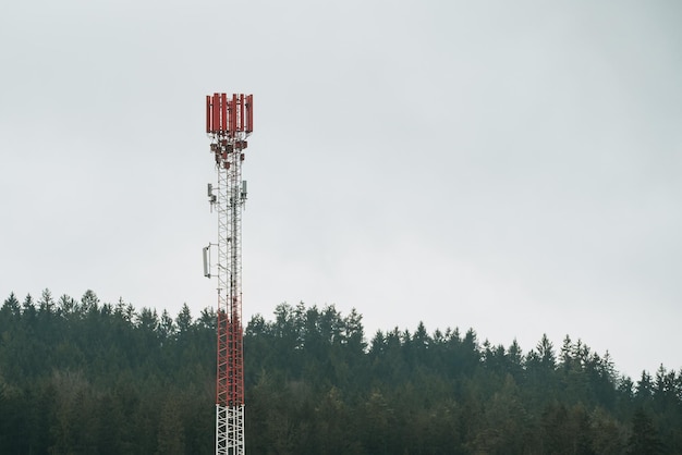 torre de telecomunicaciones de diferentes operadores de radio y televisión de telefonía móvil con mástiles