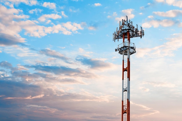 Torre de telecomunicaciones en el dramático fondo del cielo nublado