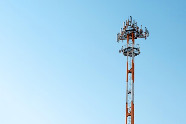 Torre de telecomunicaciones en el fondo del cielo azul