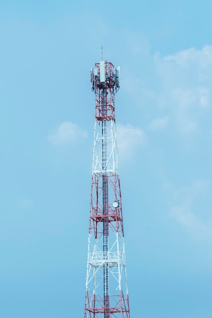 Torre de telecomunicaciones con fondo de cielo azul