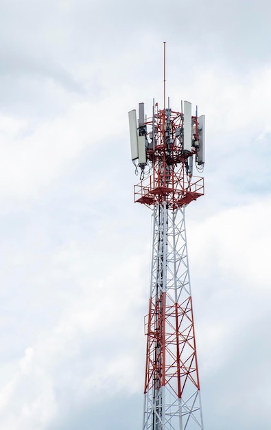 Torre de telecomunicaciones con fondo de cielo azul