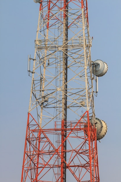 Foto torre de telecomunicaciones con fondo hermoso cielo