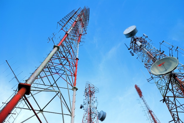 Torre de telecomunicaciones con una luz solar. Se usa para transmitir señales de televisión.