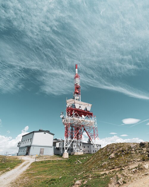 Una torre de telecomunicaciones en una montaña.