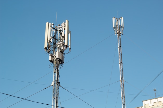 Torre de telecomunicaciones. Sistema de comunicación inalámbrico digital. Teléfono móvil básico de la estación