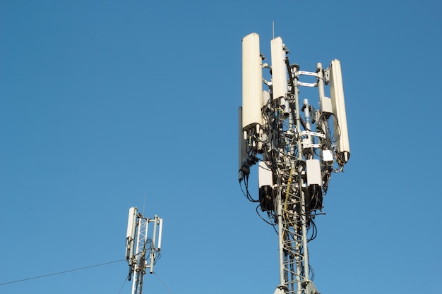 Torre de telecomunicaciones. Sistema de comunicación inalámbrico digital. Teléfono móvil básico de la estación