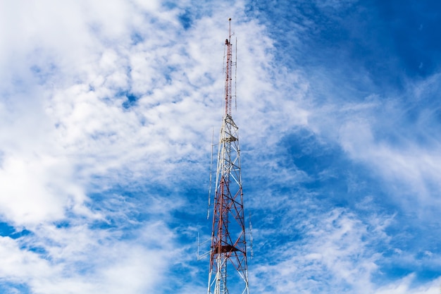 Torre de telecomunicaciones sobre fondo de cielo azul