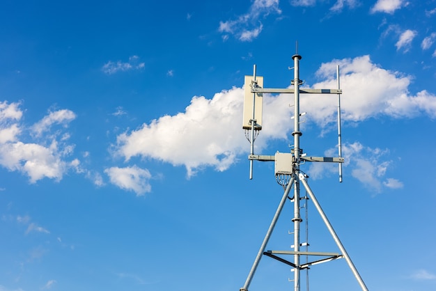 Torre de telecomunicaciones de tecnología 4G y 5G celular. Estación base macro o estación transceptora base. Transmisor de antena de comunicación inalámbrica. Torre de telecomunicaciones con antenas en la azotea.