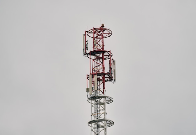 Una torre de telefonía celular con un cielo oscuro detrás