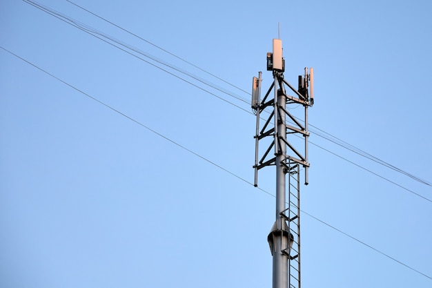 Torre de telefonía celular de telecomunicaciones con antenas móviles en el cielo