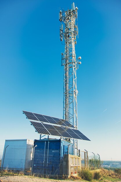 Torre de telefonía móvil alimentada por paneles solares.