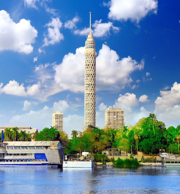 Torre de televisión de El Cairo en el paseo marítimo del Nilo. Egipto.