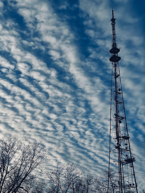 Torre de televisión en la ciudad en invierno