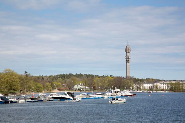 Torre de televisión y mar, Estocolmo, Suecia