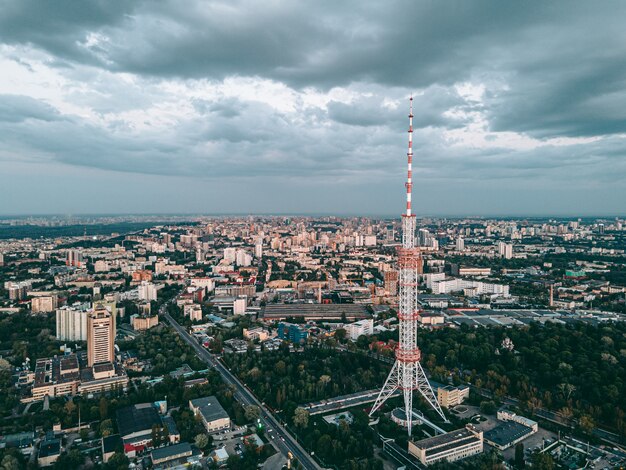 Torre de televisión de metal alto en la ciudad.